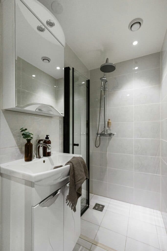 Tub-to-Shower Conversions in Corpus Christi – Modern, Safe, Fast 2 lisa anna omMHMTd3IVc unsplash 2